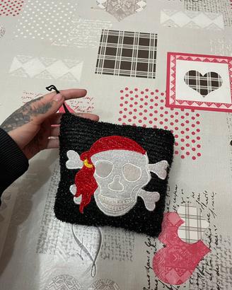 Cuscinetto peluche con teschio dei pirati