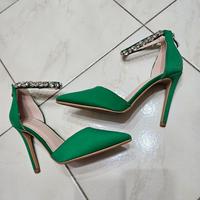 Decolletè in raso verde con strass argento