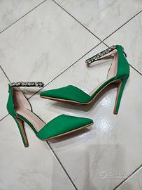 Decolletè in raso verde con strass argento