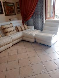 divano in pelle bianco praticamente nuovo 