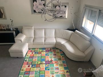 Divano pelle bianca con piedi argento