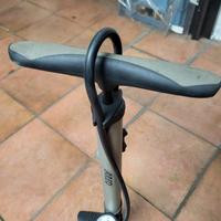 pompa manuale per biciclette 