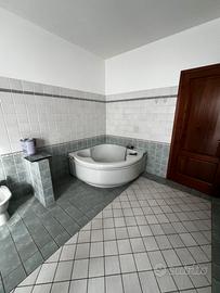 Vasca da bagno angolare classica