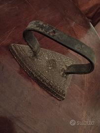 Ferro da stiro antico in ghisa