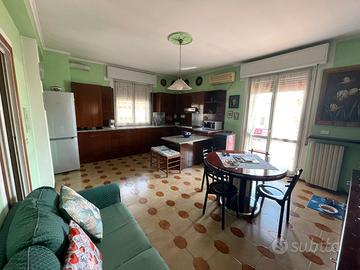 Ampio trilocale con ampia balconata e box