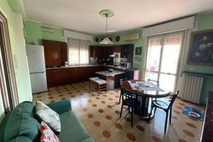 Ampio trilocale con ampia balconata e box