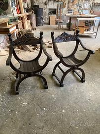 Coppia di sedie stile Savonarola restaurate a mano