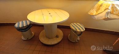 Tavolo con sgabelli in legno ricavati da bobina.