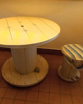 Tavolo con sgabelli in legno ricavati da bobina.