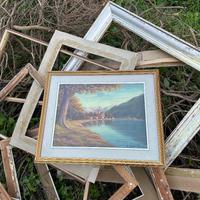 Lago con paese sullo sfondo in autunno