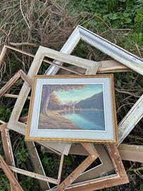 Lago con paese sullo sfondo in autunno