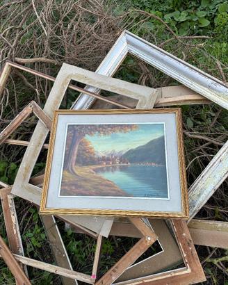 Lago con paese sullo sfondo in autunno