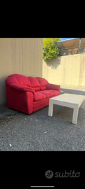 Divano rosso magenta