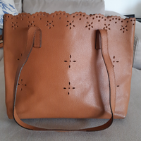 Tracolla vera pelle traforata con portadocumenti