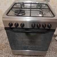 Cucina composta da forno e fornelli 