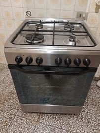 Cucina composta da forno e fornelli 