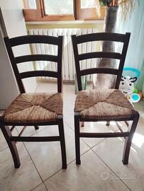 Sedie nuove in legno e paglia intrecciata