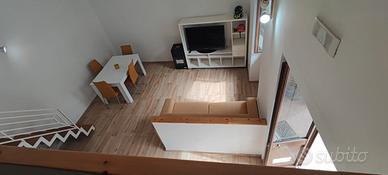 Monolocale arredato con soppalco