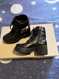 Stivaletti donna finta pelle nr 38 con fibbie oro