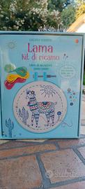 Usborne, kit di ricamo Lama con gadget. In Italian