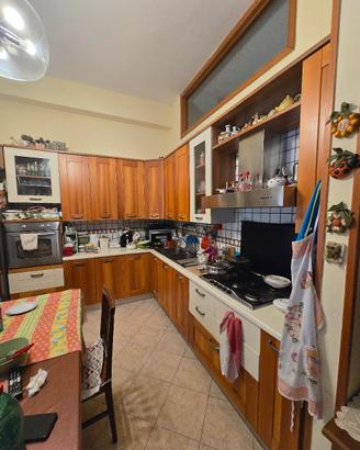 cucina angolare in buono stato
