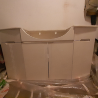 Mobiletto bagno con lavabo e rubinetto