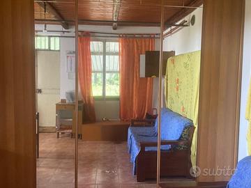 Armadio con ante a specchio