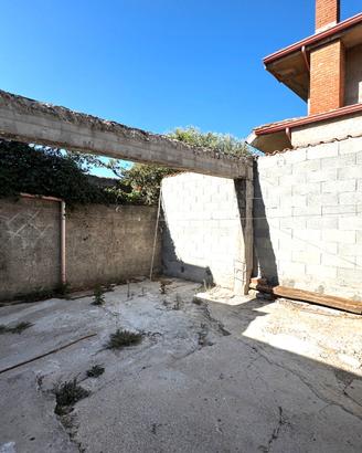 Indipendente con cortile e terrazzino