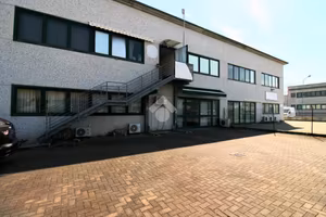 NEGOZIO A CASCINA