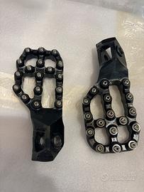 Pedane ktm abbassate e arretrate