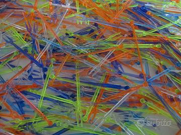 Forchettine di plastica colorate.