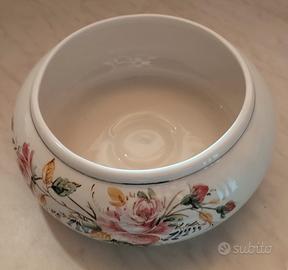 Centrotavola bianco con decorazioni floreali
