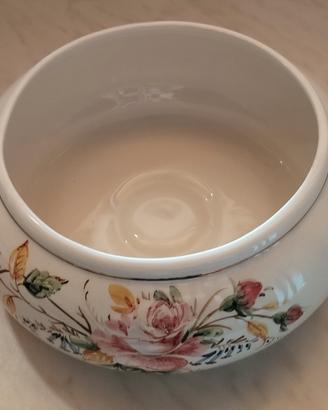 Centrotavola bianco con decorazioni floreali