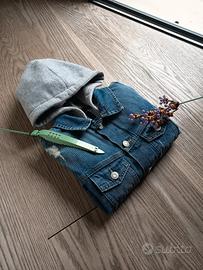 Giacca di jeans con maniche e cappuccio in felpa