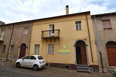 Casa storica di grandi dimensioni vicino al centro