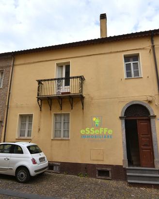 Casa storica di grandi dimensioni vicino al centro