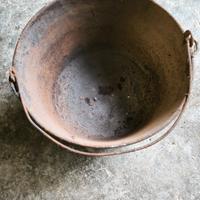 Antica pentola in ghisa