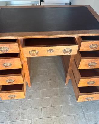 Scrivania in legno