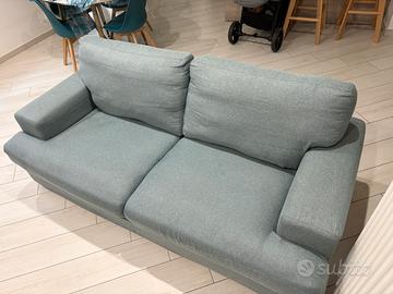 Divano 3 posti sfoderabile.
