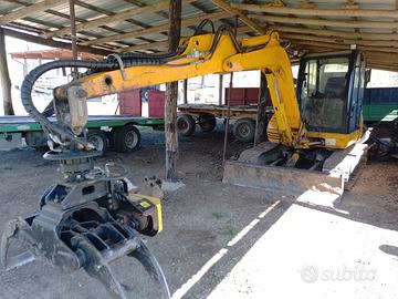 Escavatore JCB 8060 con pinza motosega idraulica