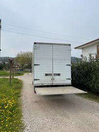 Furgone Iveco con pedana Idraulica
