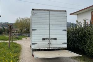 Furgone Iveco con pedana Idraulica
