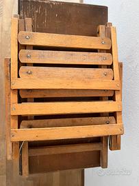 sedia pieghevole vintage in legno con braccioli