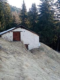 Baita da ristrutturare esposta al sole