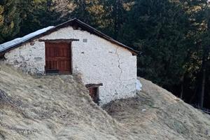 Baita da ristrutturare esposta al sole