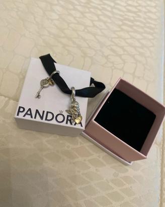 Charm Pandora fuori produzione con oro