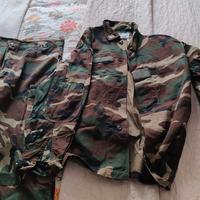 Giacca e pantaloni mimetici alpini