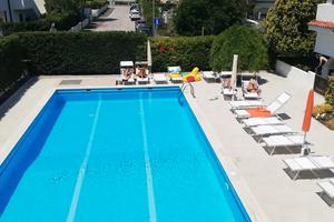 Jesolo-2camere-piscina-centrale-terrazza-