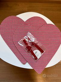 Due tovaglie rosse a cuore e due porta tovaglioli
