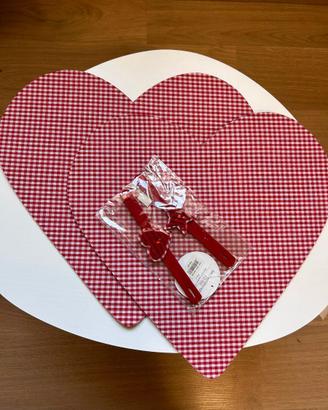 Due tovaglie rosse a cuore e due porta tovaglioli